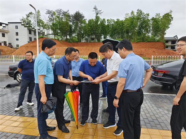 5月30日，洪董，余總陪同詹凱縣長(zhǎng)一行調(diào)研富豐新城路網(wǎng)工程項(xiàng)目.jpg