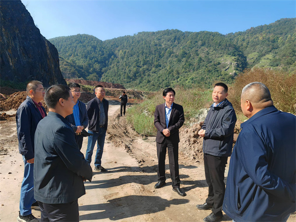 10月23日，張縣長帶隊督查大牛山環(huán)保整治項目。.jpg