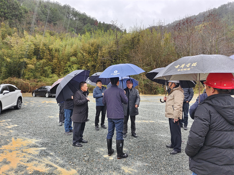 2月21日，汪凱書(shū)記一行調(diào)研防洪項(xiàng)目開(kāi)工儀式現(xiàn)場(chǎng)，洪董、張總陪同調(diào)研.jpg